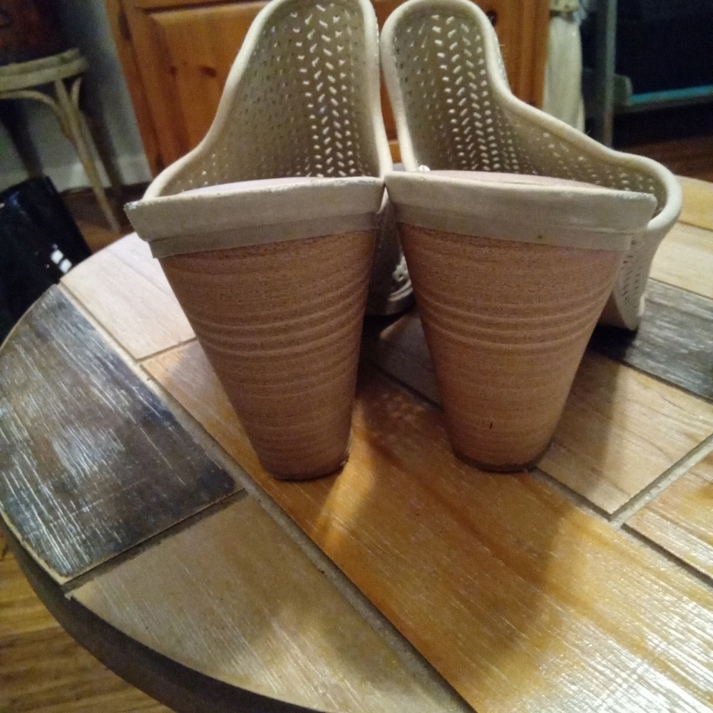 DV by Dolce Vita Women's Perforated Tan Kenli Heeled Mules Size 8. 3 3/4" Heel - Picture 5 of 13
